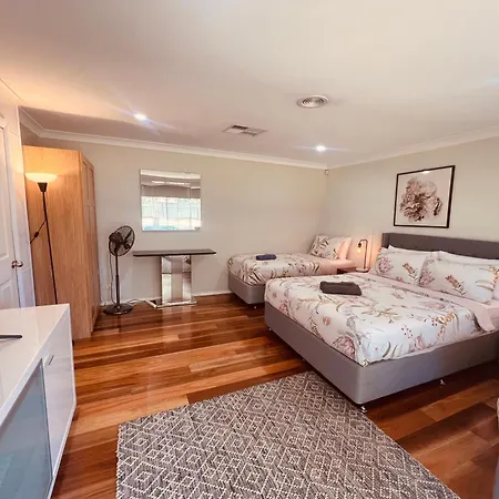 Spacious 6 Bedroom Holiday Home 15 Min Away From Melbourne Airport Sydenham Exterior photo