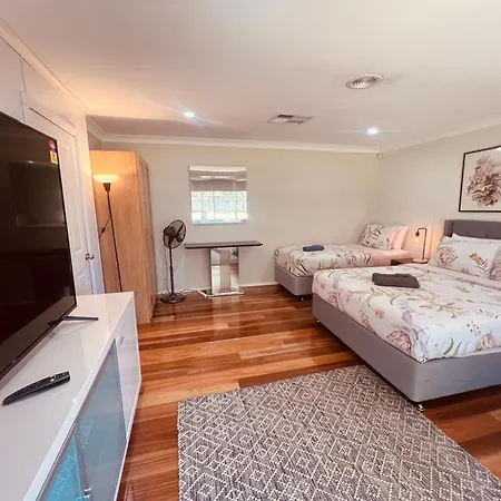 Spacious 6 Bedroom Holiday Home 15 Min Away From Melbourne Airport Sydenham Exterior photo