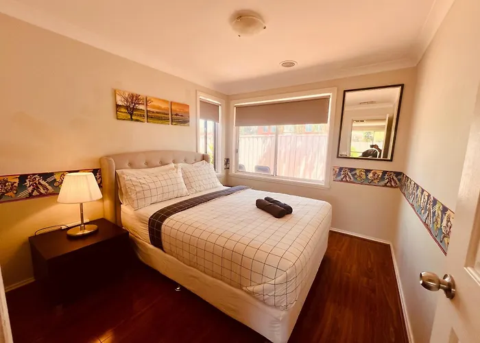 Spacious 6 Bedroom Holiday Home 15 Min Away From Melbourne Airport