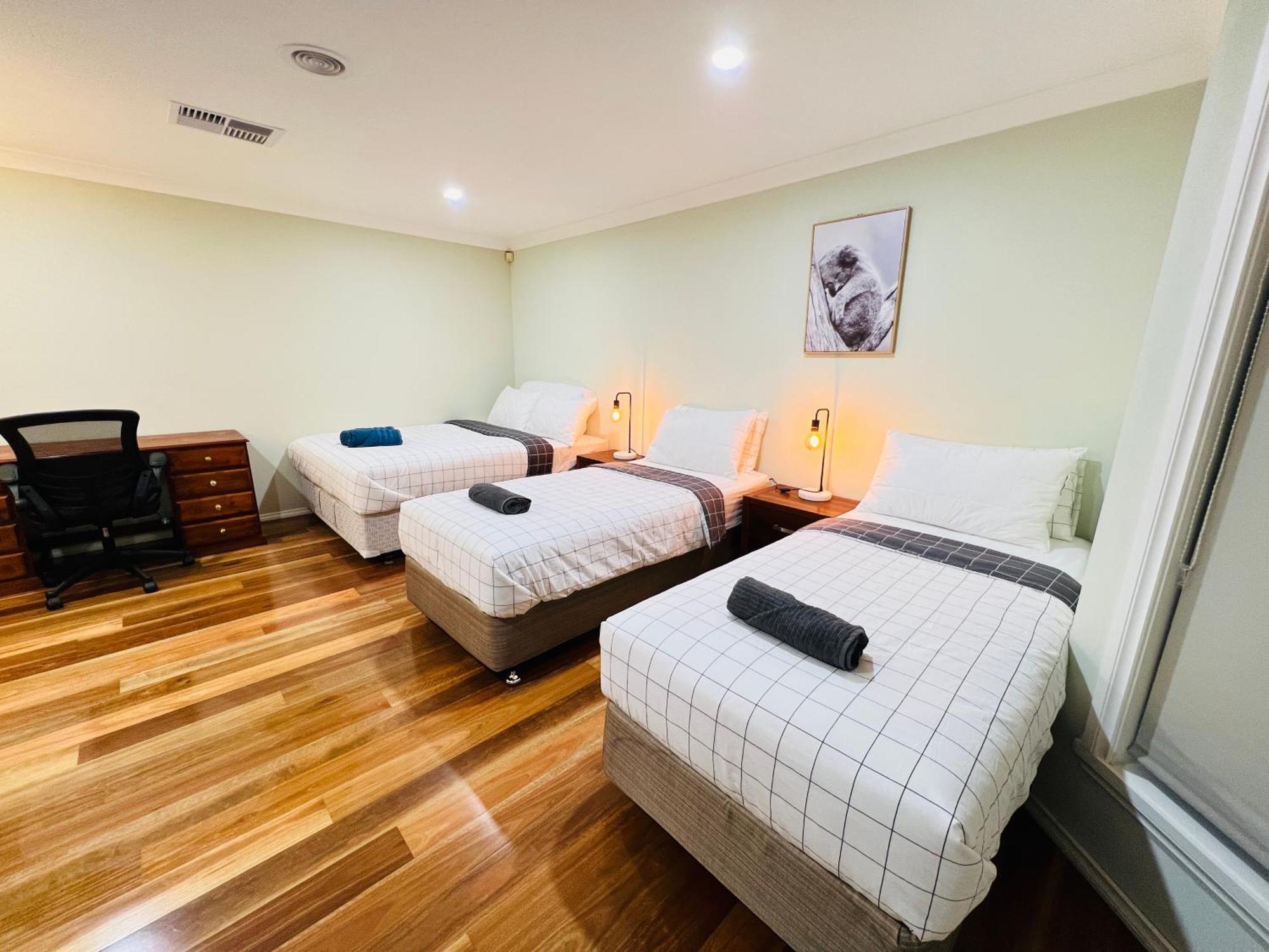 Spacious 6 Bedroom 15 Min Away From Melbourne Airport Homestay