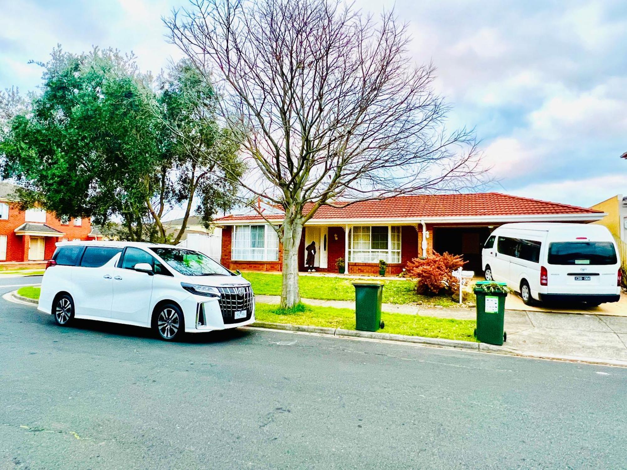 Spacious 6 Bedroom 15 Min Away From Melbourne Airport Homestay