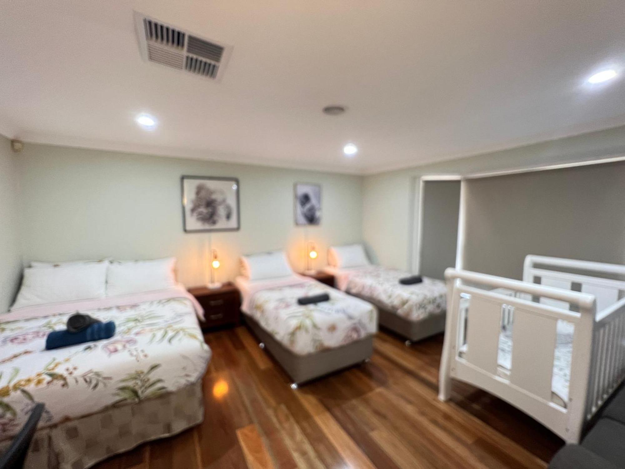 Spacious 6 Bedroom 15 Min Away From Melbourne Airport Homestay