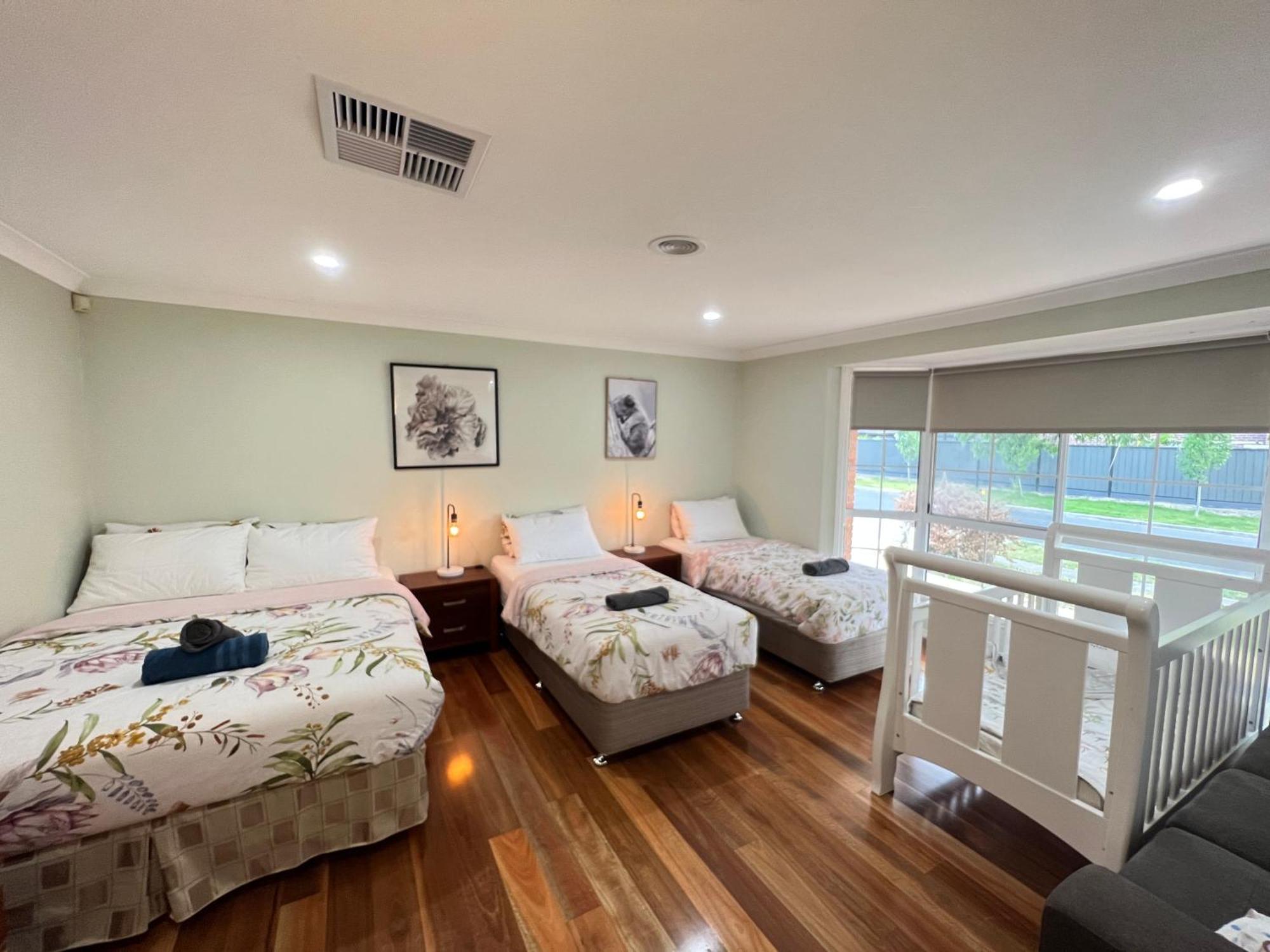 Spacious 6 Bedroom 15 Min Away From Melbourne Airport *