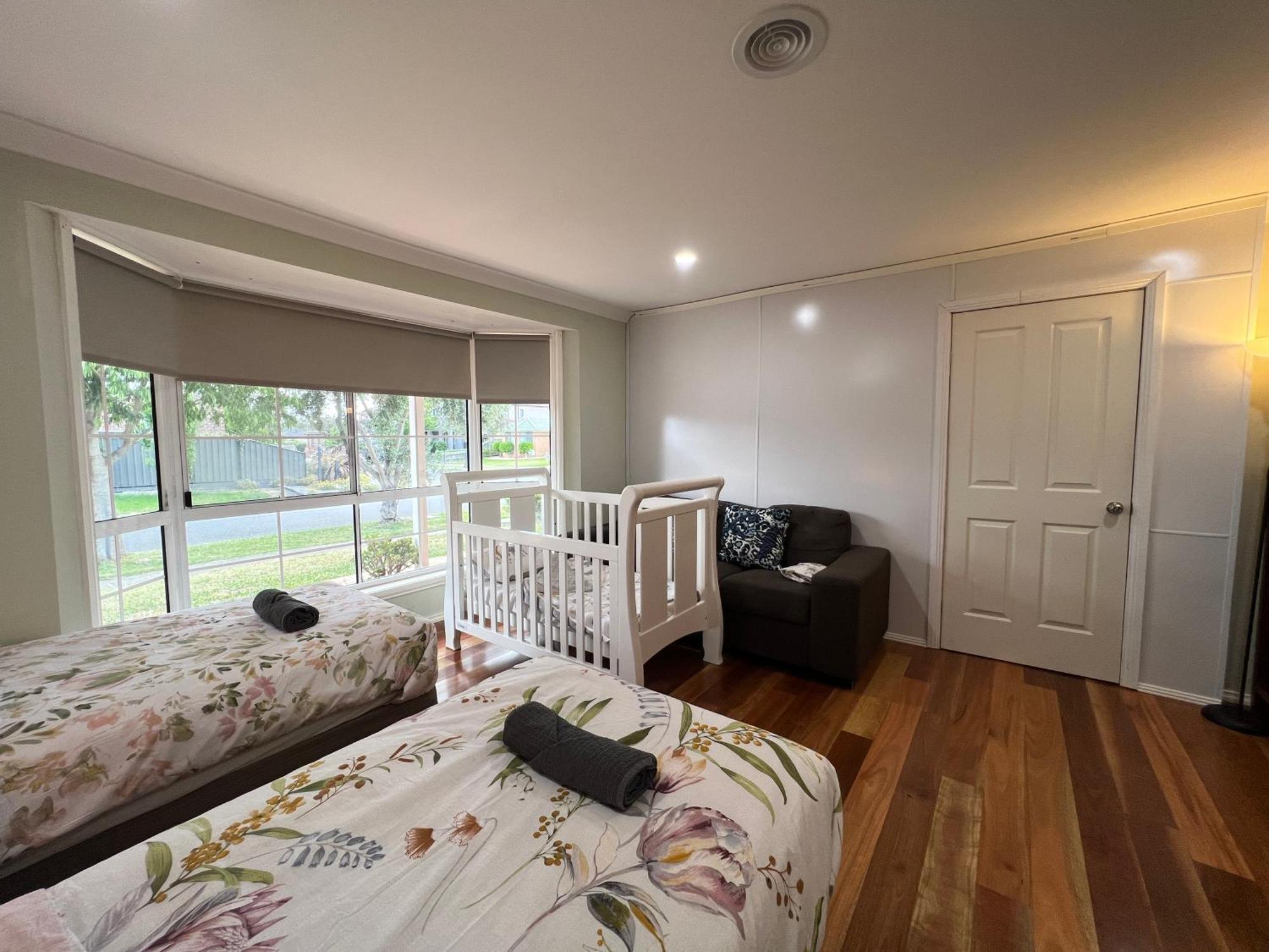 Spacious 6 Bedroom 15 Min Away From Melbourne Airport * Sydenham