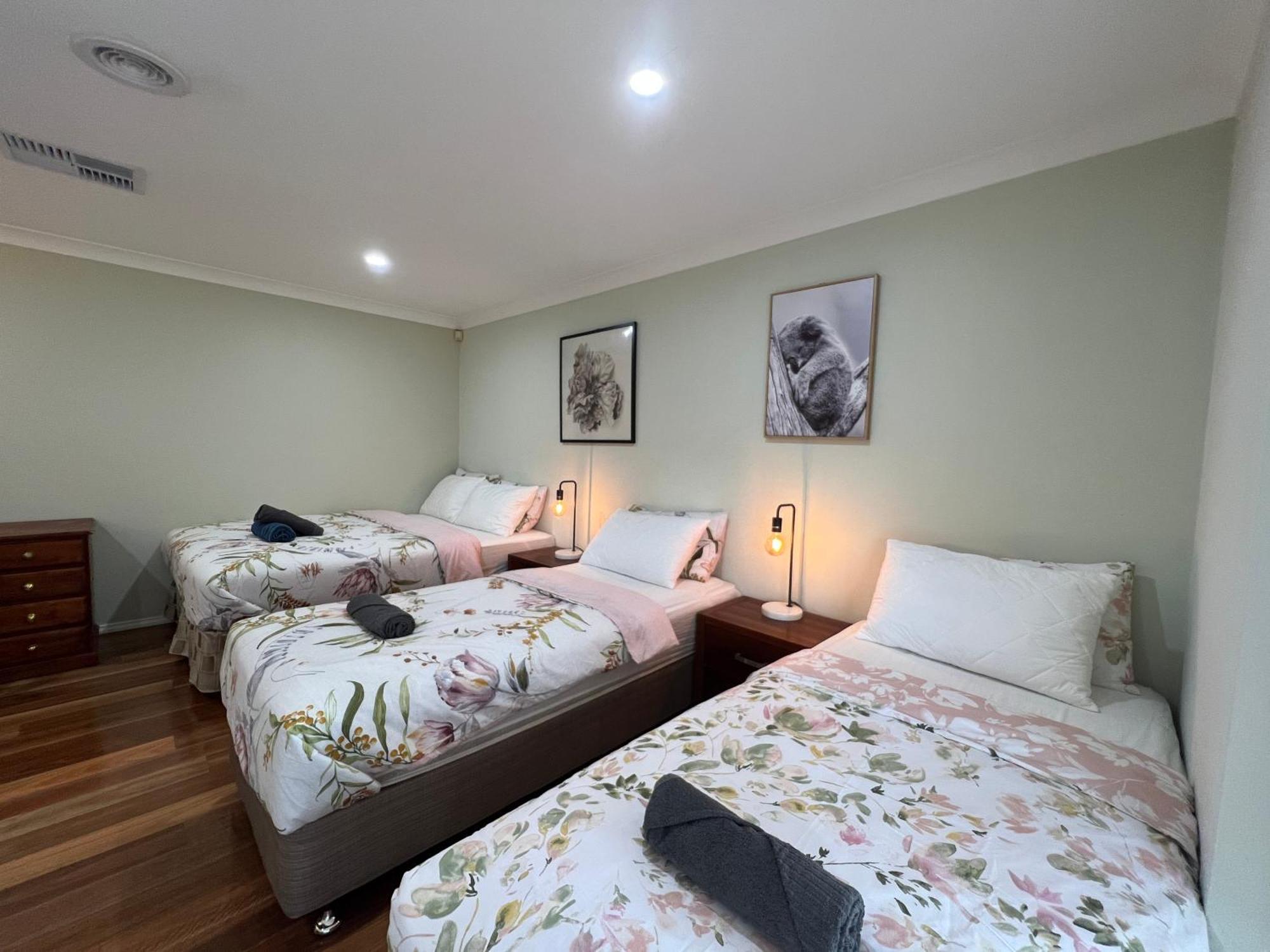 Spacious 6 Bedroom 15 Min Away From Melbourne Airport Homestay *