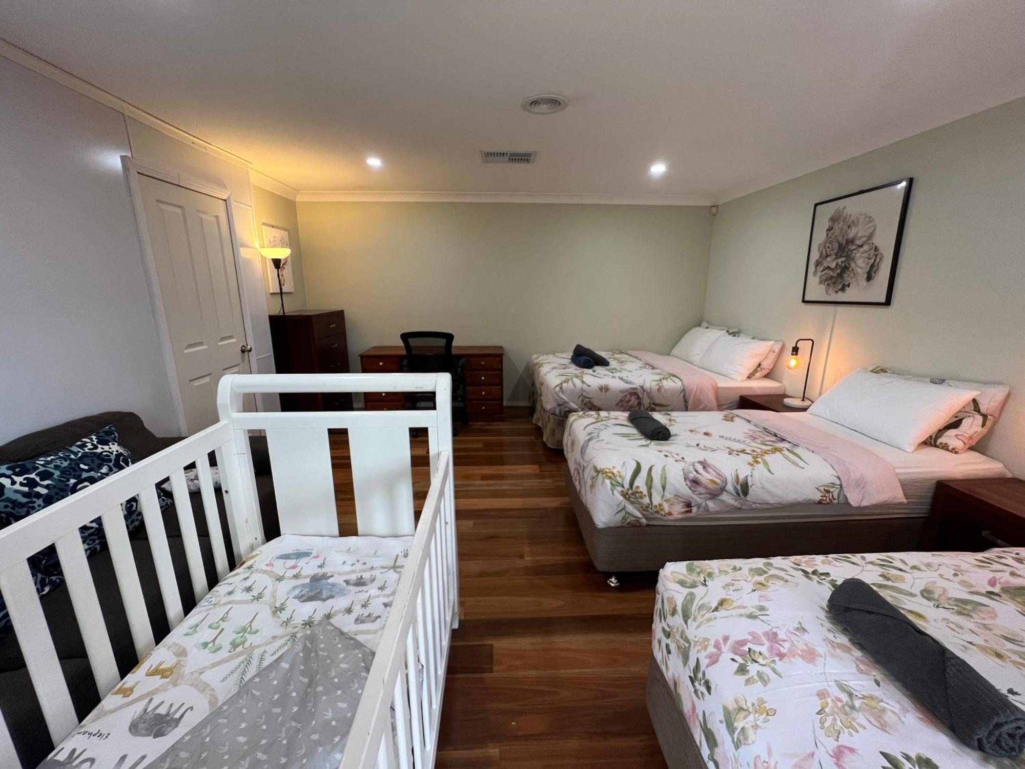 Spacious 6 Bedroom 15 Min Away From Melbourne Airport *