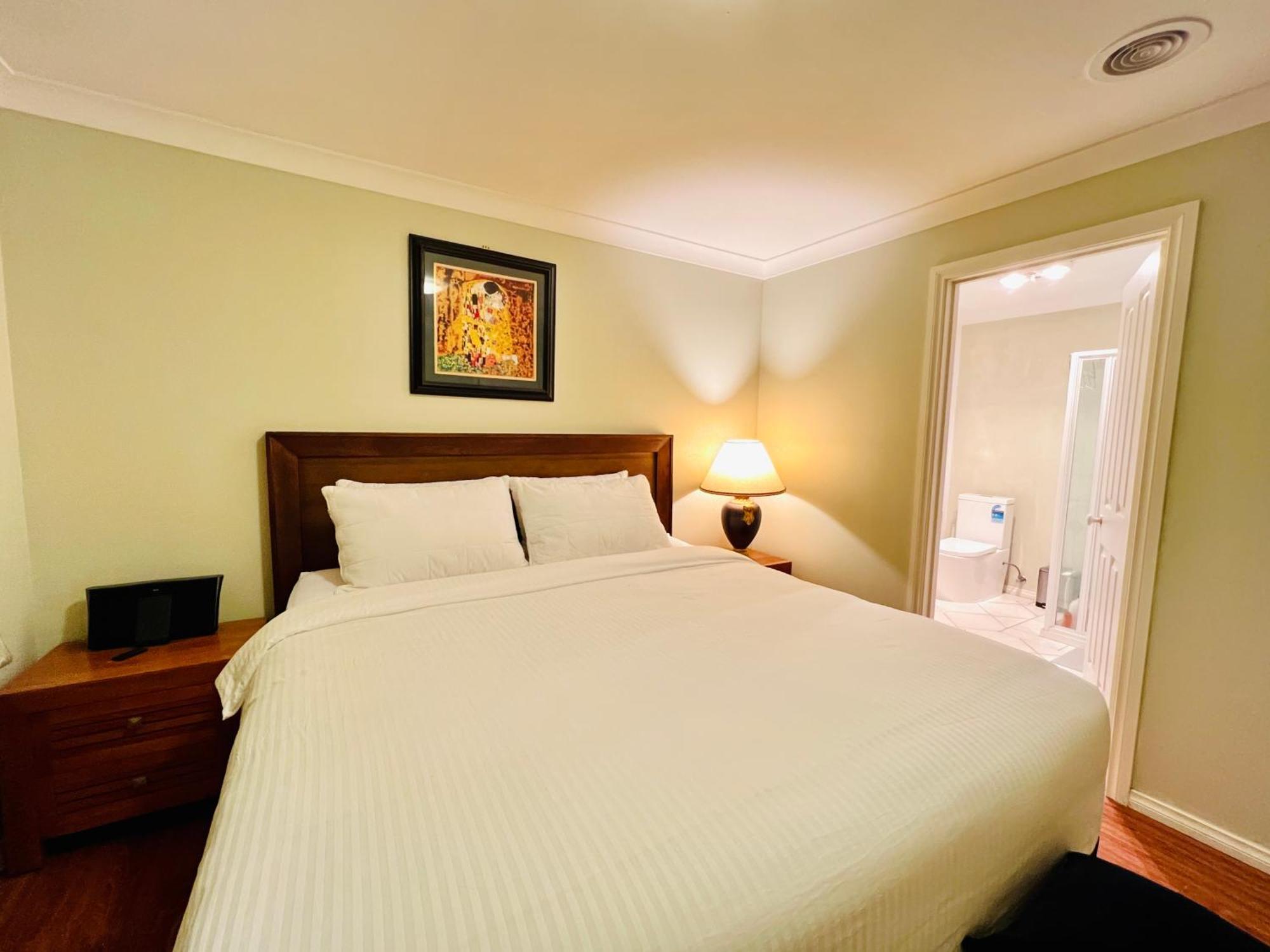 Spacious 6 Bedroom 15 Min Away From Melbourne Airport Homestay