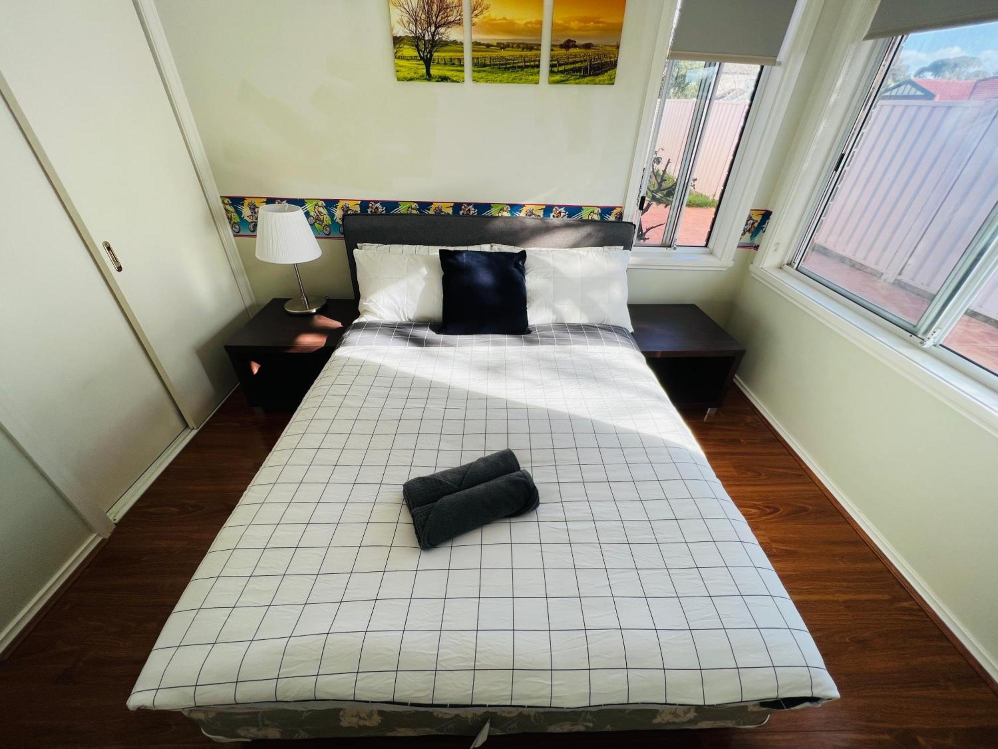 Spacious 6 Bedroom 15 Min Away From Melbourne Airport Homestay