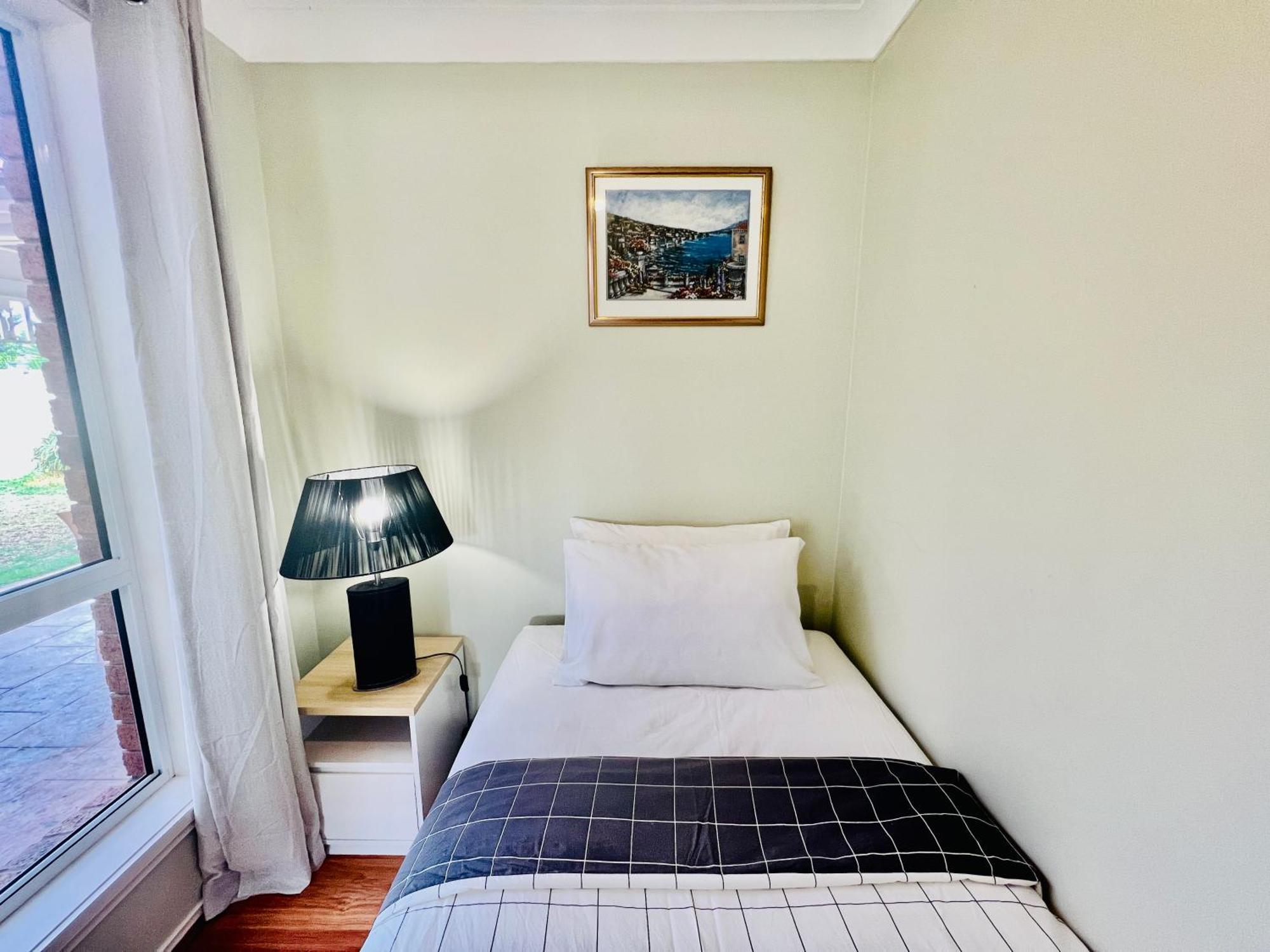 Spacious 6 Bedroom 15 Min Away From Melbourne Airport Homestay