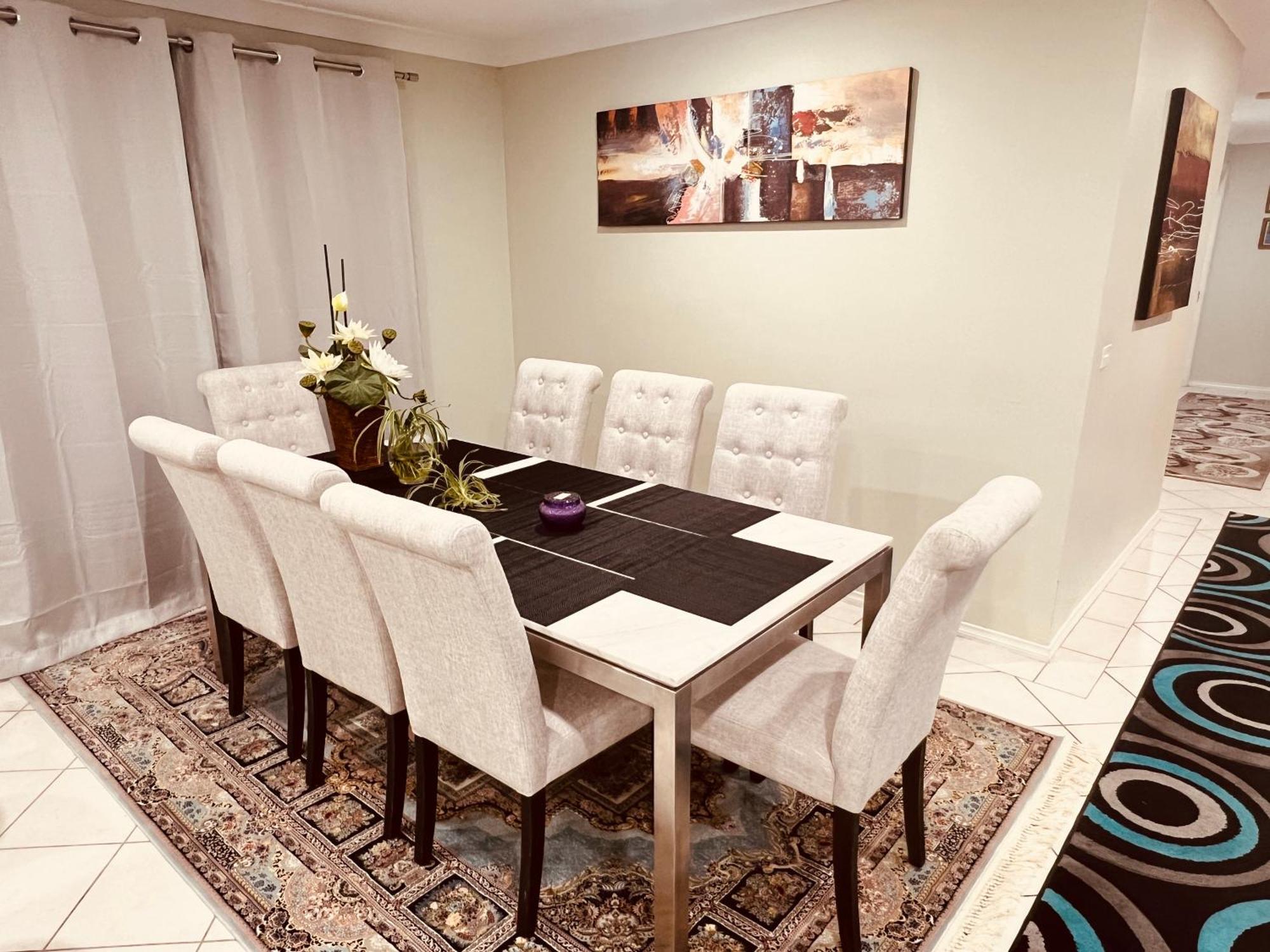 Spacious 6 Bedroom 15 Min Away From Melbourne Airport Homestay *