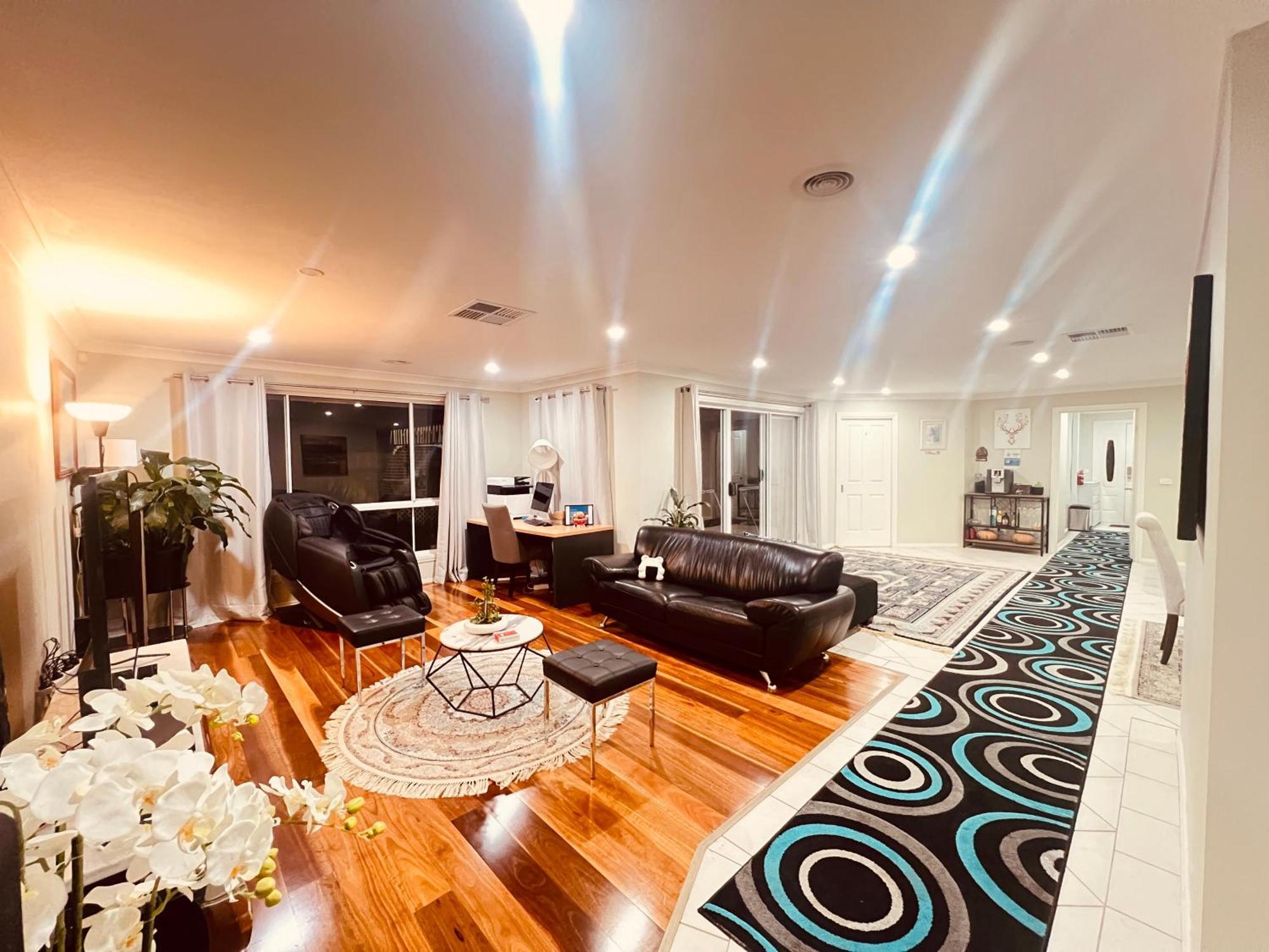 Spacious 6 Bedroom 15 Min Away From Melbourne Airport Homestay