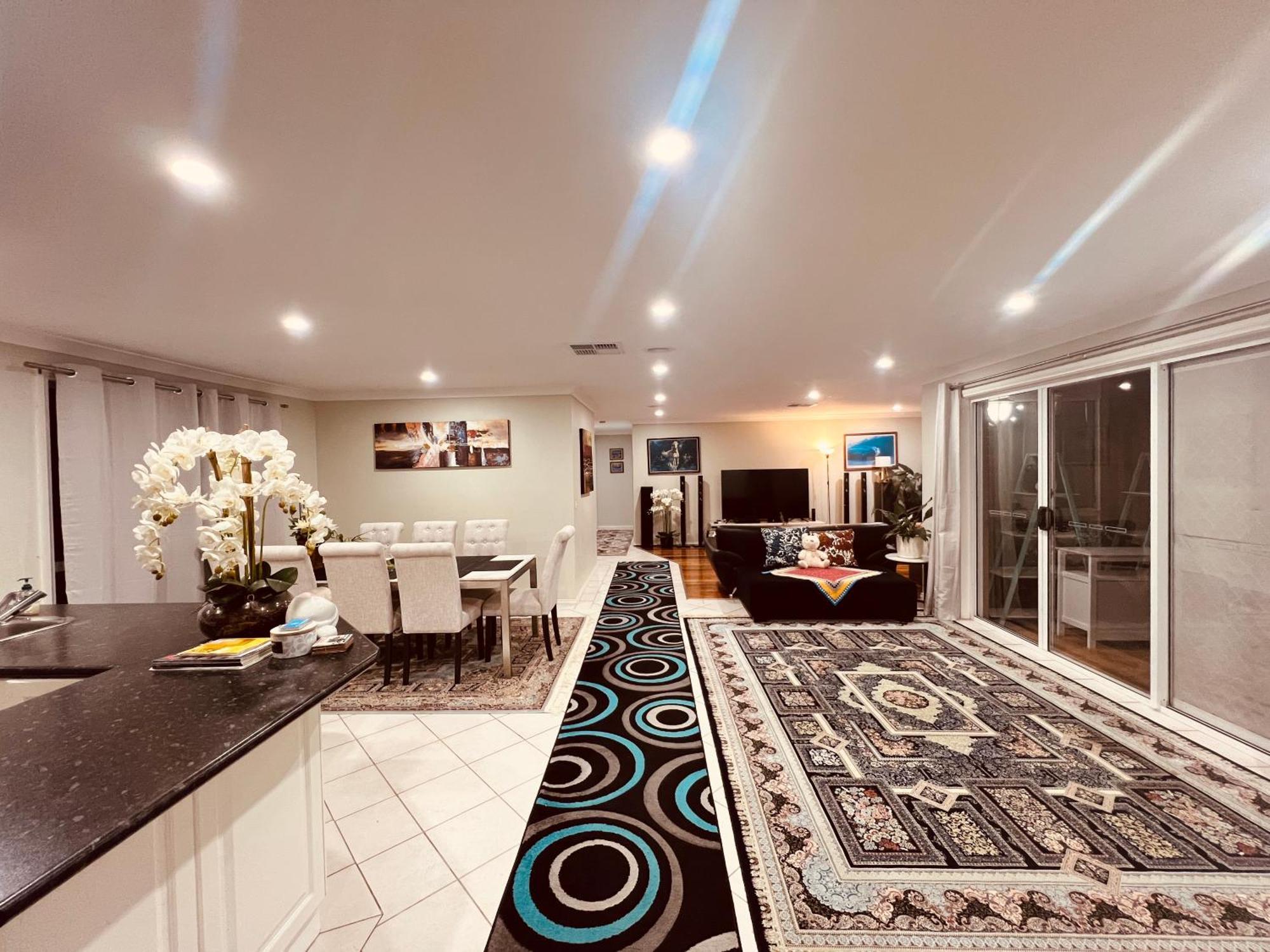 Spacious 6 Bedroom 15 Min Away From Melbourne Airport Homestay *