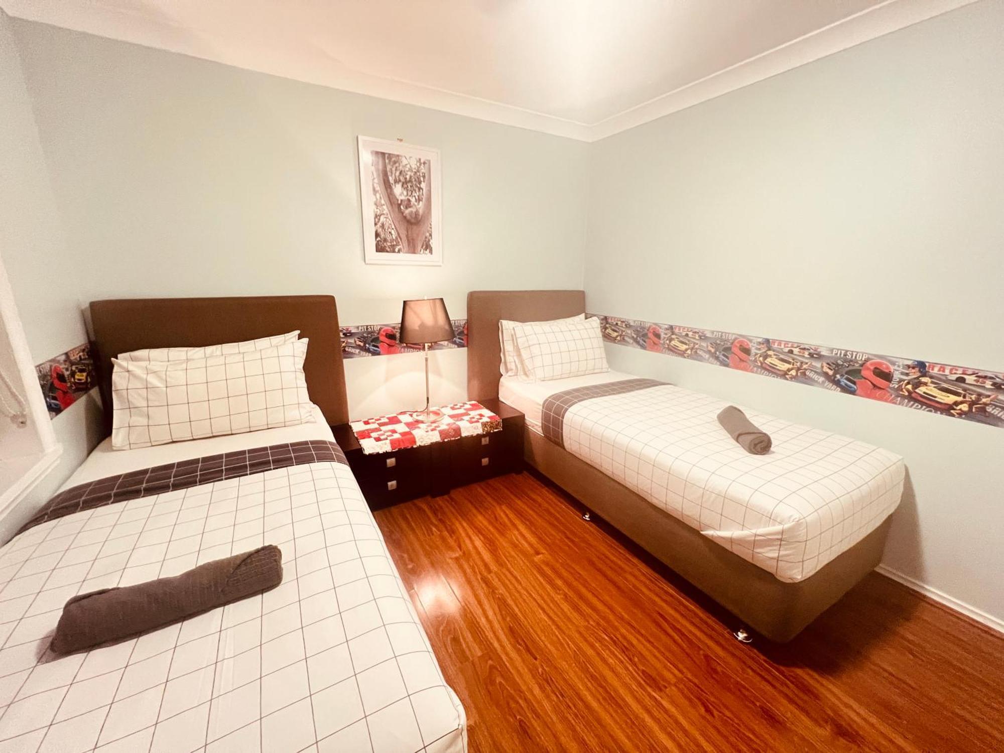 Spacious 6 Bedroom 15 Min Away From Melbourne Airport Homestay