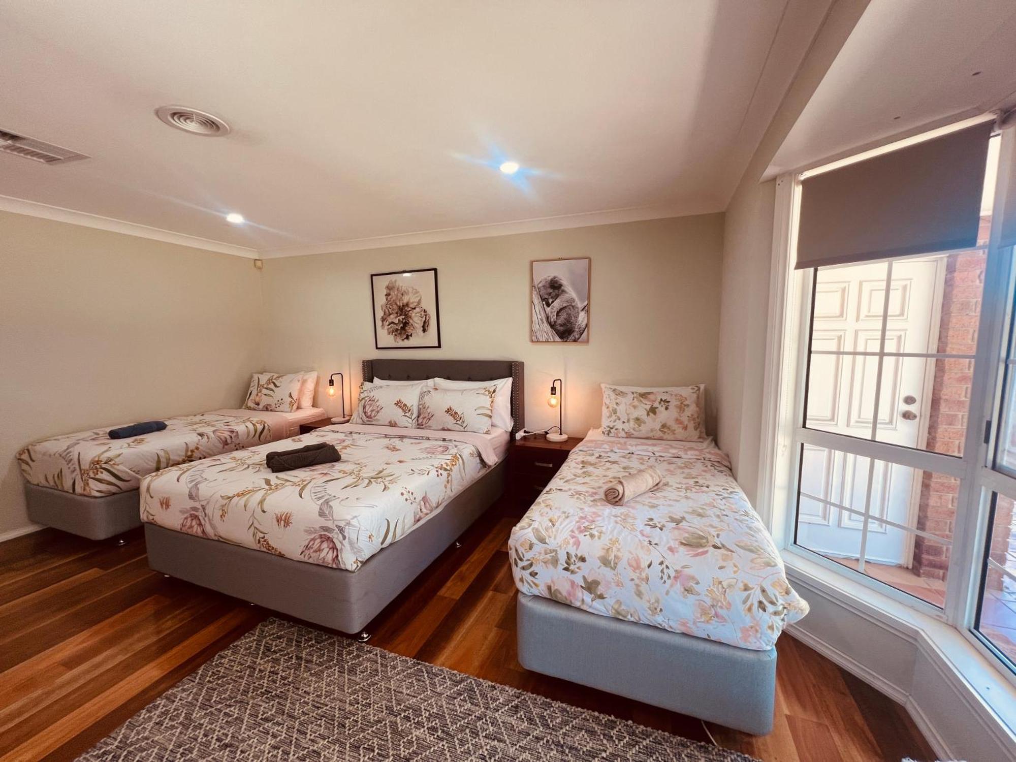 Spacious 6 Bedroom 15 Min Away From Melbourne Airport Homestay *