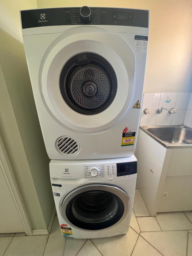 Spacious 6 Bedroom 15 Min Away From Melbourne Airport *