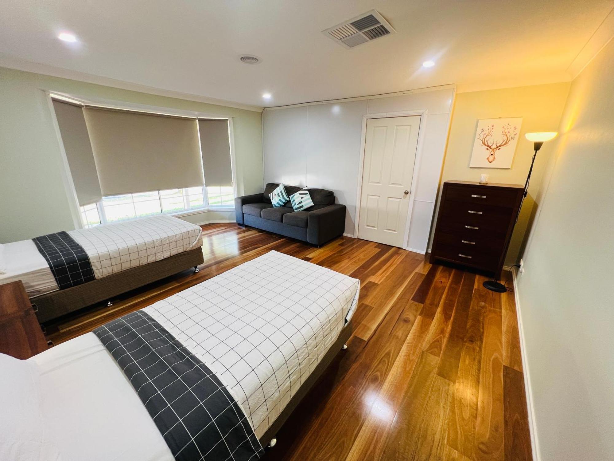 Spacious 6 Bedroom 15 Min Away From Melbourne Airport