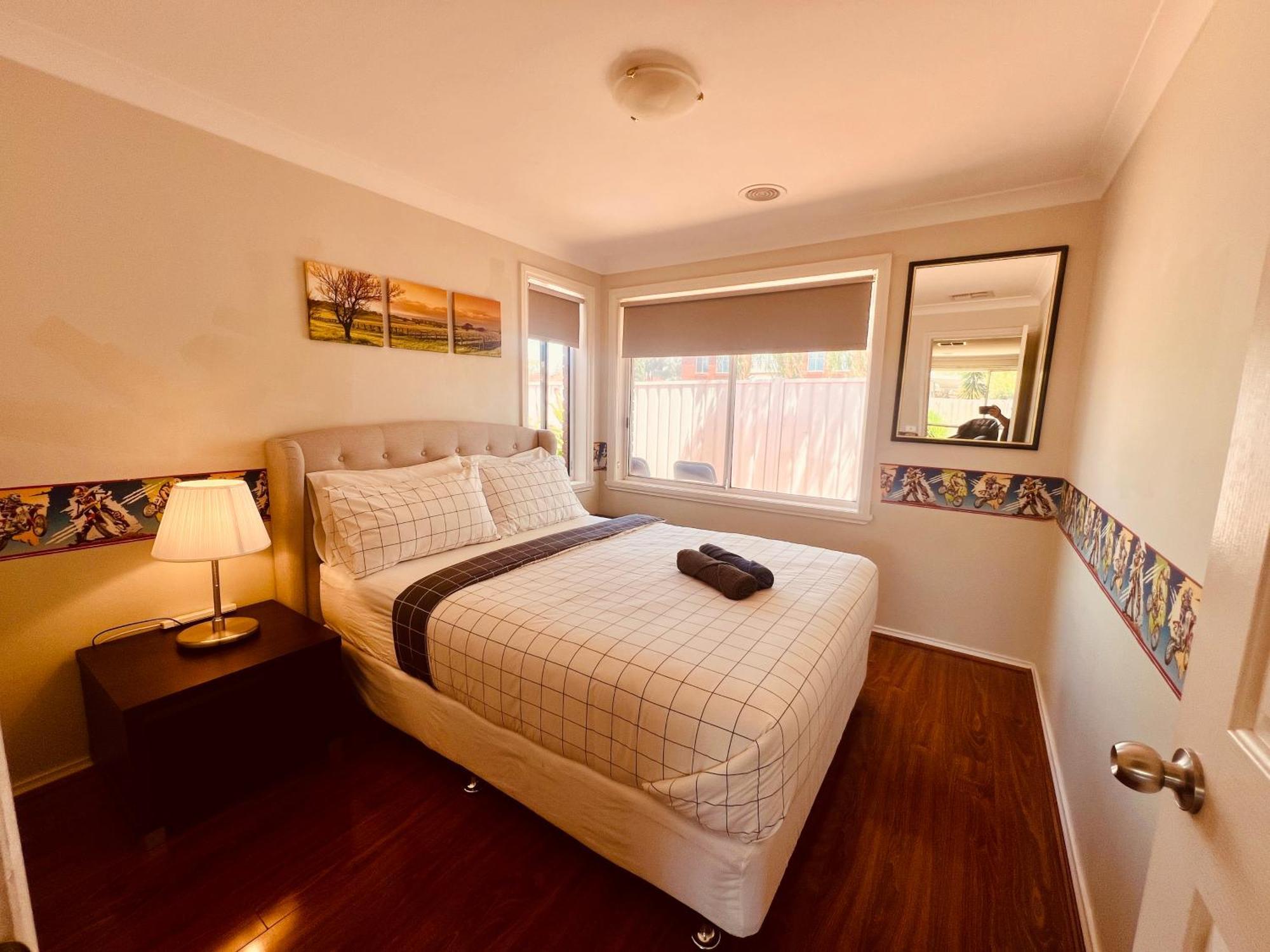 Spacious 6 Bedroom 15 Min Away From Melbourne Airport Homestay *